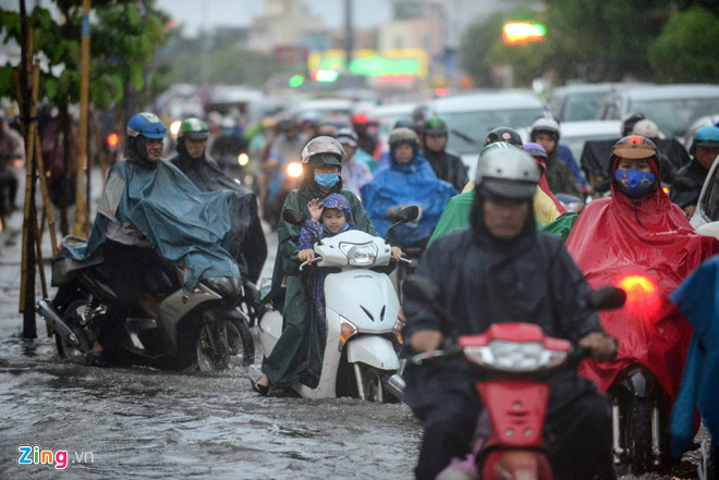 Những thói quen gây hại khi lái xe máy mùa mưa