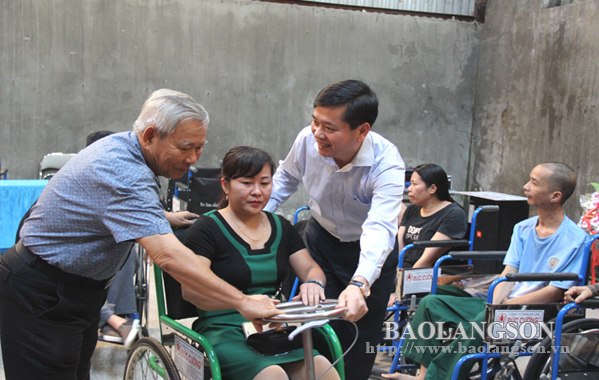 Lạng Sơn tiếp nhận 190 xe lăn, xe lắc từ Quỹ hỗ trợ cộng đồng Lawrence S.Ting