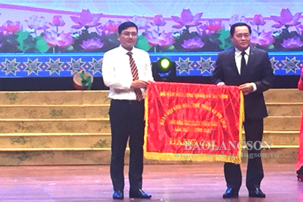Lạng Sơn nhận cờ đăng cai tổ chức Ngày hội văn hóa, thể thao và du lịch các dân tộc vùng Đông Bắc lần thứ XI năm 2021