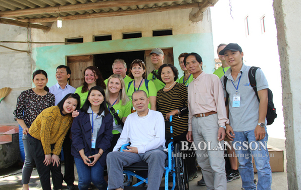 Tặng xe lăn cho người khuyết tật tại Cao Lộc, Lộc Bình