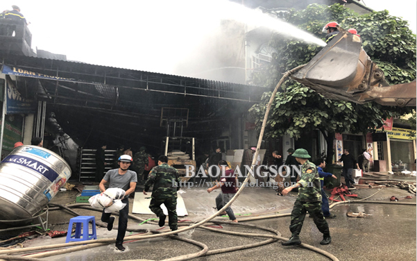Lạng Sơn: Cháy cửa hàng vật liệu xây dựng tại thị trấn Đồng Đăng
