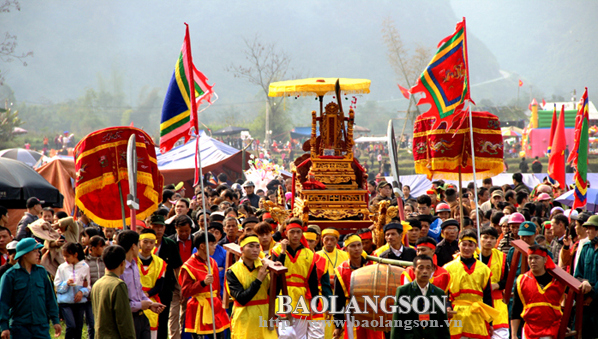 Lạng Sơn: Hàng ngàn du khách tham dự lễ hội Ná Nhèm