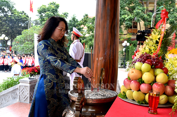 Đoàn lãnh đạo trung ương và tỉnh Lạng Sơn dâng hương  kỷ niệm 110 năm ngày sinh đồng chí Hoàng Văn Thụ