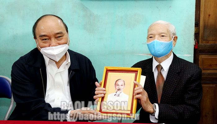 Chủ tịch nước Nguyễn Xuân Phúc thăm, tặng quà các gia đình chính sách