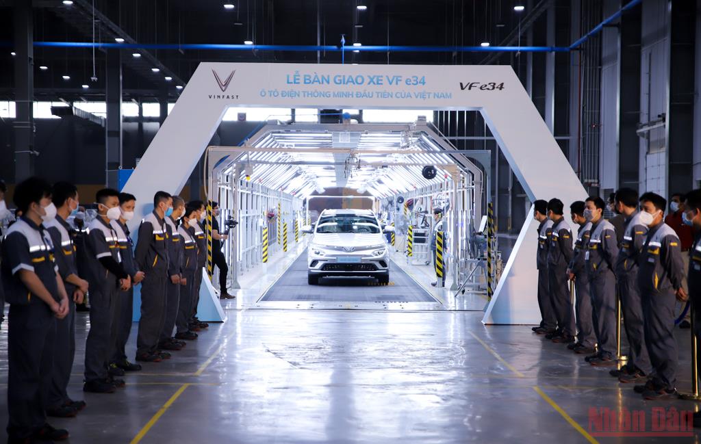 VinFast xuất xưởng và bàn giao lô ô-tô điện VF e34 đầu tiên cho khách hàng