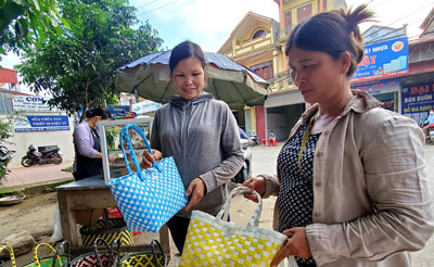 Hội viên phụ nữ đan vật dụng tái chế từ rác thải nhựa