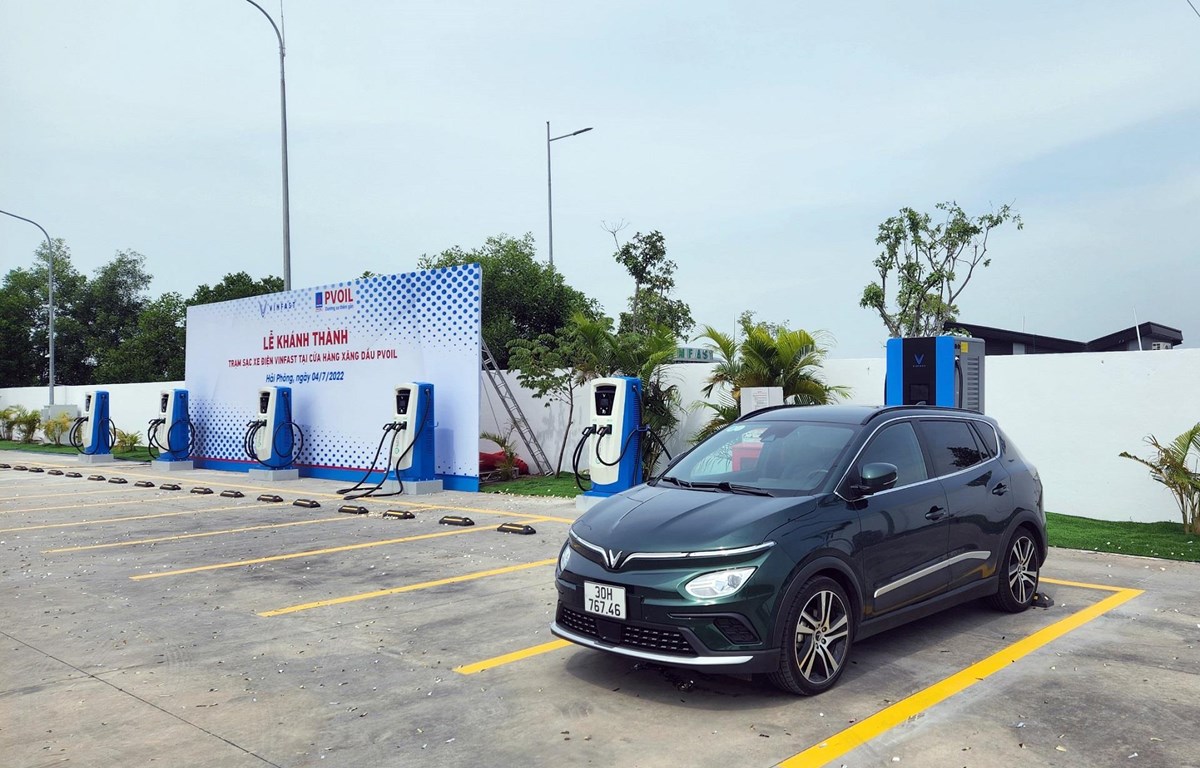 Hãng xe Việt VinFast mở trạm sạc xe điện đầu tiên tại cây xăng