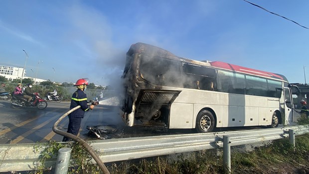 Bắc Giang: Xe chở 40 công nhân bất ngờ bốc cháy trên đường