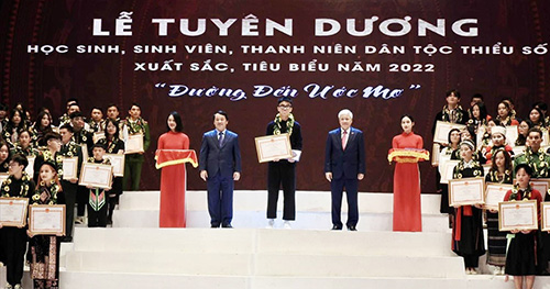 Nguyễn Quang Dũng  – học sinh dân tộc thiểu số tiêu biểu của Lạng Sơn