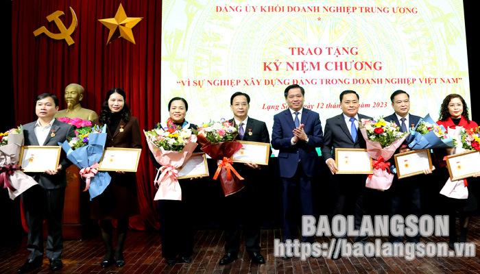 Trao tặng Kỷ niệm chương “Vì sự nghiệp xây dựng Đảng trong doanh nghiệp Việt Nam” cho các đồng chí thuộc Đảng bộ tỉnh Lạng Sơn