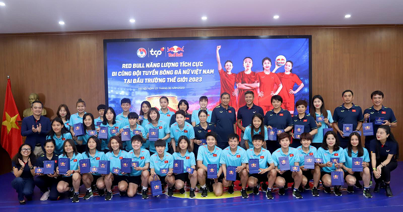 Động viên các tuyển thủ bóng đá nữ Việt Nam