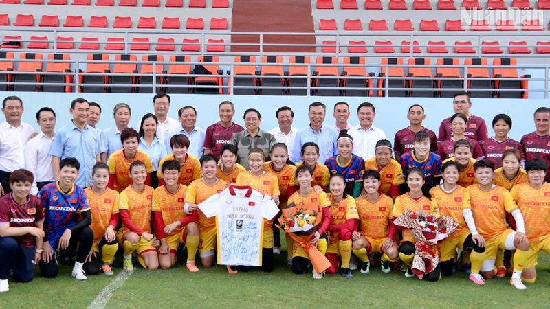 Thủ tướng Phạm Minh Chính thăm, động viên Đội tuyển bóng đá nữ Việt Nam