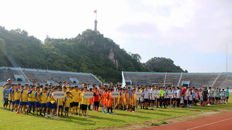Trên 300 vận động viên tham gia giải bóng đá thiếu niên, nhi đồng các lớp thể thao hè