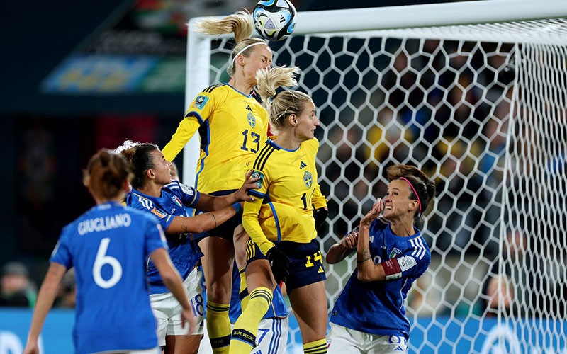 Thụy Điển giành vé đi tiếp, Pháp thể hiện sức mạnh