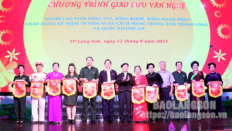 Câu lạc bộ văn nghệ người cao tuổi các tỉnh: Bắc Ninh, Bắc Giang, Cao Bằng giao lưu tại Lạng Sơn