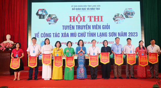 11 đội tham dự Hội thi tuyên truyền viên giỏi về công tác xóa mù chữ