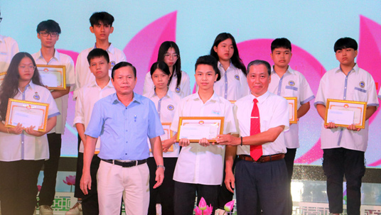 Thành phố Lạng Sơn: Tuyên dương, khen thưởng học sinh tiêu biểu và trao quà “Tiếp bước cho em đến trường” năm học 2023 – 2024
