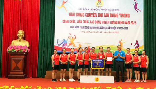 Hơn 450 vận động viên tham gia giải bóng chuyền hơi công chức, viên chức, người lao động huyện Tràng Định
