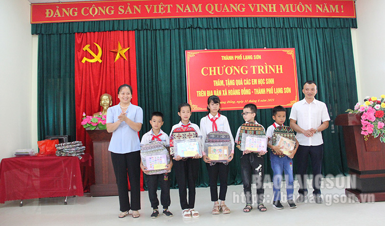 Thành phố Lạng Sơn: Tặng quà học sinh và trao tặng thẻ bảo hiểm y tế cho người dân có hoàn cảnh khó khăn