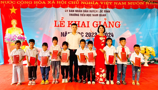 Agribank Lạng Sơn trao quà cho học sinh có hoàn cảnh khó khăn trên địa bàn tỉnh