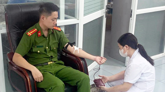 2 cán bộ Công an huyện Chi Lăng hiến máu cứu người đột xuất
