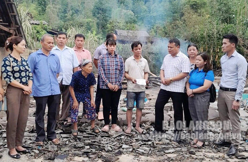 Văn Quan: Hỗ trợ 5 triệu đồng cho gia đình bị cháy nhà