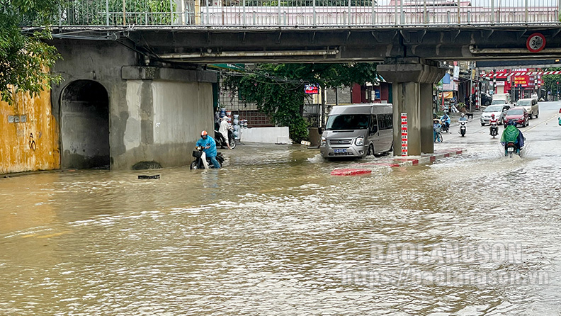 Mưa lớn kéo dài, nhiều tuyến đường ở thành phố Lạng Sơn bị ngập úng