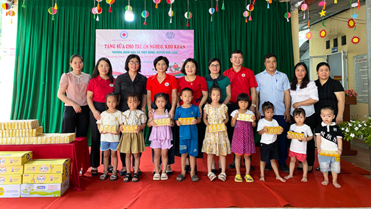 Hội Chữ thập đỏ tỉnh trao sữa cho học sinh mầm non tại huyện Văn Lãng