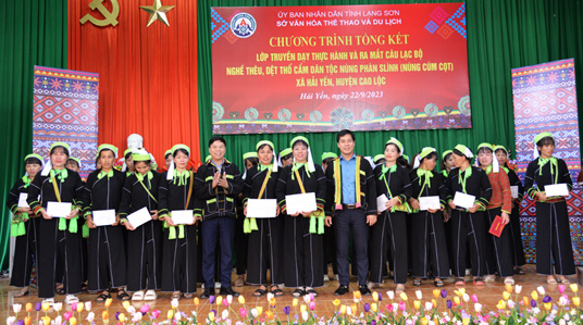 Tổng kết lớp truyền dạy thực hành và ra mắt Câu lạc bộ nghề thêu, dệt thổ cẩm dân tộc Nùng Phàn Slình xã Hải Yến, huyện Cao Lộc