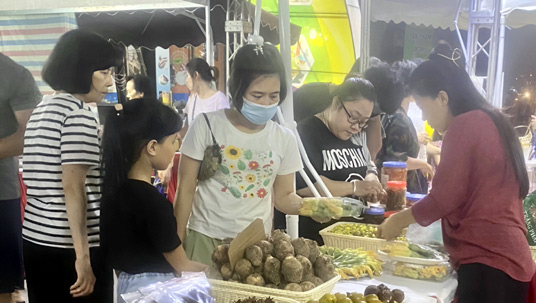 Hơn 30 sản phẩm OCOP và đặc sản Lạng Sơn được trưng bày tại sự kiện giới thiệu sản phẩm OCOP gắn với văn hóa các tỉnh miền núi phía bắc