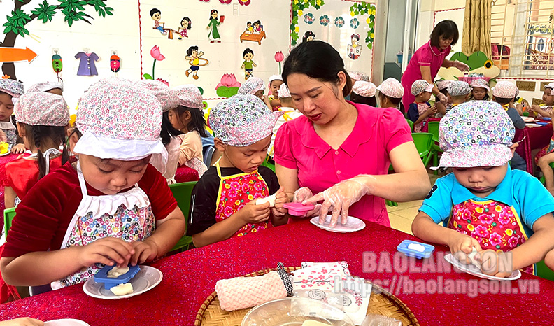 Dạy trẻ làm bánh trung thu: Góp phần giữ gìn nét đẹp văn hóa truyền thống