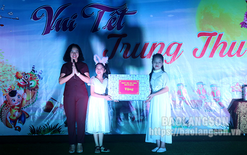 Lãnh đạo thành phố Lạng Sơn thăm, tặng quà và dự tết Trung thu tại các trường học