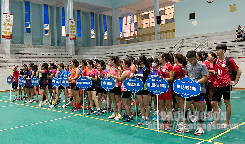 Gần 500 vận động viên tham gia giải bóng chuyền hơi Hội Doanh nhân trẻ Lạng Sơn mở rộng lần thứ nhất