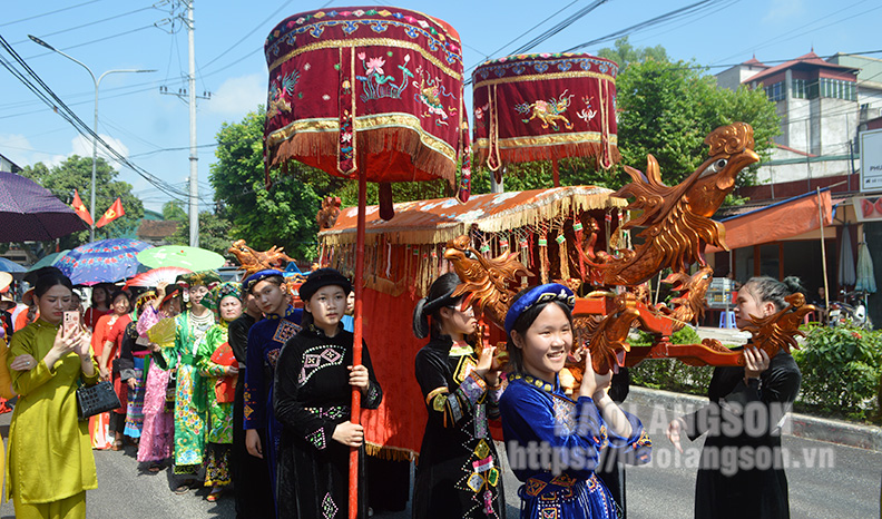 Đông đảo người dân tham dự lễ hội đền thờ Trần Hưng Đạo, thị trấn Thất Khê, huyện Tràng Định