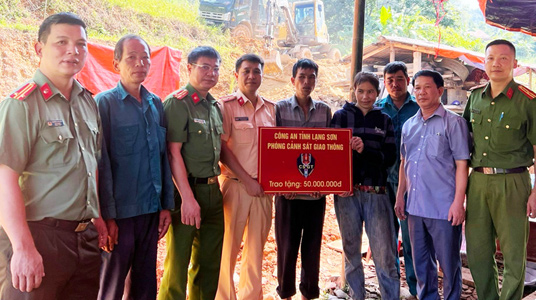 Công an huyện Chi Lăng phối hợp hỗ trợ 100 triệu đồng cho hộ nghèo xây dựng nhà