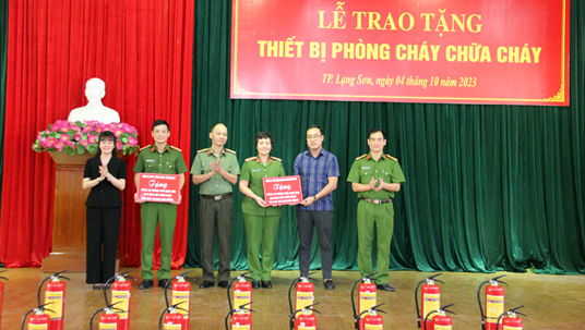 Công an thành phố Lạng Sơn tiếp nhận 800 bình chữa cháy xách tay do các doanh nghiệp hỗ trợ