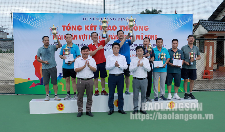 Tràng Định: Trao 14 bộ huy chương giải quần vợt, cầu lông, việt dã