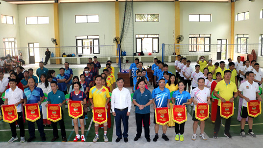 Gần 100 vận động viên tham gia giải bóng chuyền hơi chào mừng thành công Đại hội đại biểu Hội Nông dân tỉnh lần thứ X