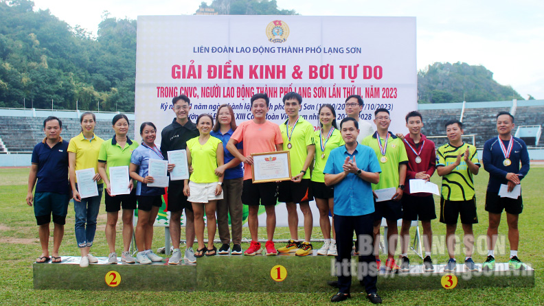 Trao 11 bộ huy chương tại giải điền kinh, bơi, nhảy xa trong công nhân, viên chức, lao động thành phố Lạng Sơn