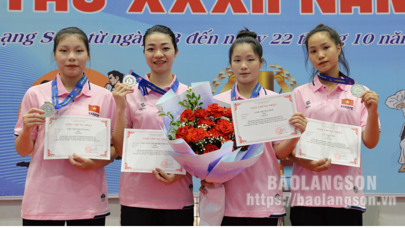 Đội tuyển Karate Lạng Sơn giành huy chương bạc trong nội dung Kata đồng đội nữ tại ngày thi đấu đầu tiên giải vô địch Karate quốc gia năm 2023