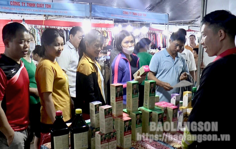Đình Lập: Hơn 30 gian hàng trưng bày sản phẩm tại phiên chợ hàng Việt về nông thôn năm 2023