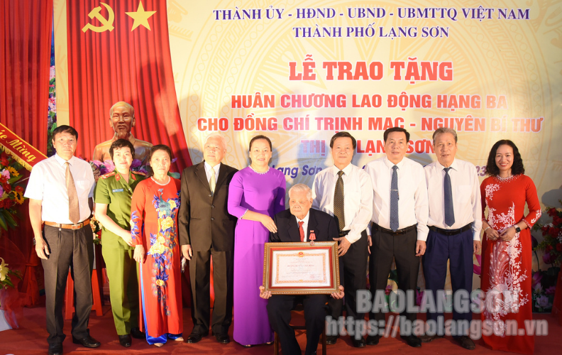 Tặng thưởng Huân chương Lao động hạng Ba cho đồng chí Trịnh Mạc, nguyên Bí thư Thị ủy Lạng Sơn