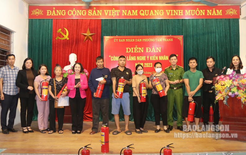 Thành phố Lạng Sơn: Trao tặng 100 bình chữa cháy cho hộ nghèo, hoàn cảnh khó khăn