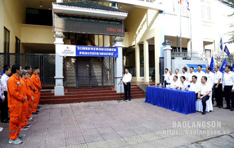 Công ty Điện lực Lạng Sơn: Diễu hành hưởng ứng Ngày Pháp luật nước Cộng hòa xã hội chủ nghĩa Việt Nam