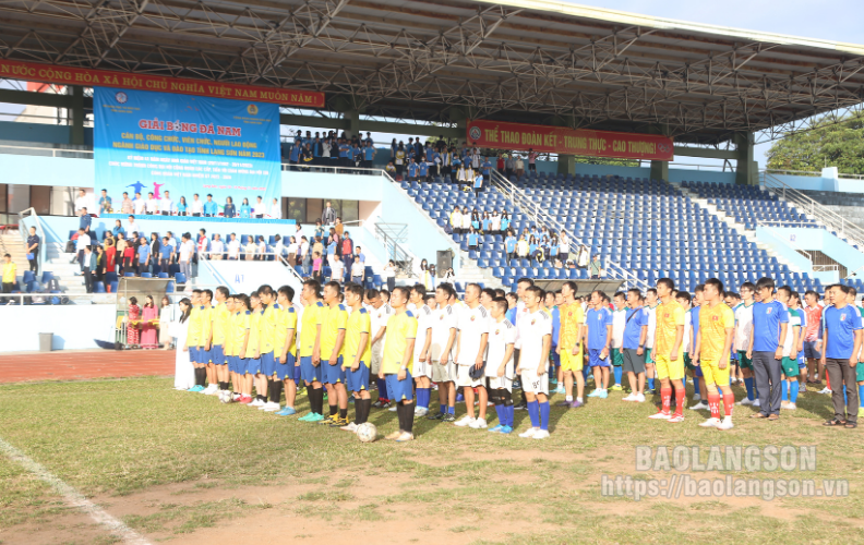 Hơn 200 vận động viên tham dự giải bóng đá nam ngành giáo dục