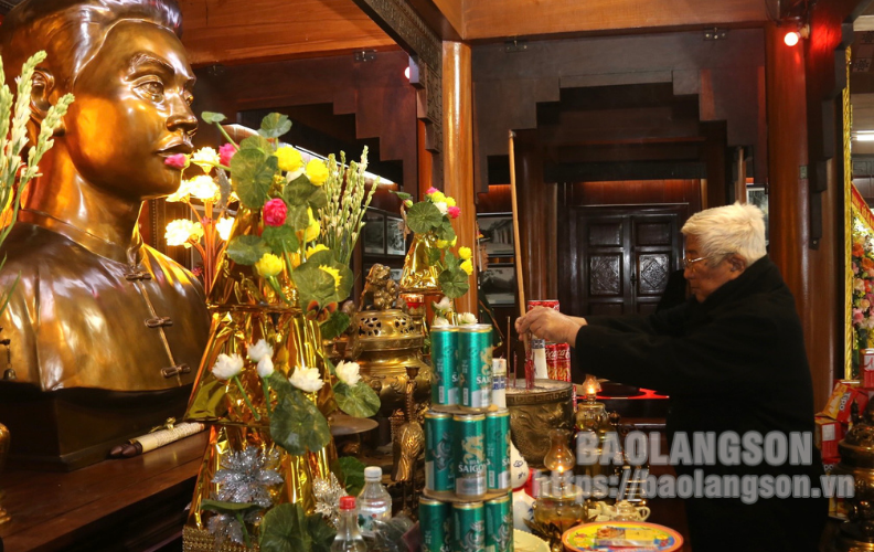 Đồng chí Phạm Thế Duyệt, nguyên Ủy viên Thường trực Bộ Chính trị, nguyên Chủ tịch Ủy ban Trung ương MTTQ Việt Nam dâng hương tại Khu tưởng niệm đồng chí Hoàng Văn Thụ