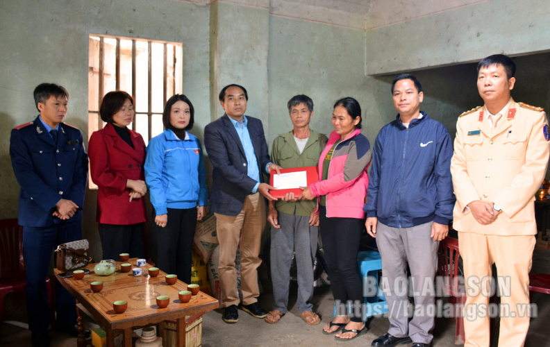 Thăm, tặng quà gia đình nạn nhân tử vong do tai nạn giao thông tại Tràng Định, Văn Lãng