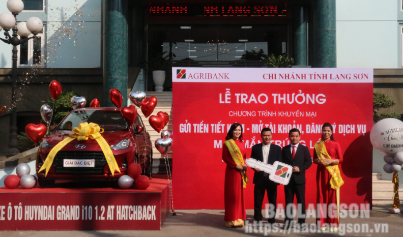 Agribank Lạng Sơn trao thưởng giải đặc biệt cho khách hàng may mắn