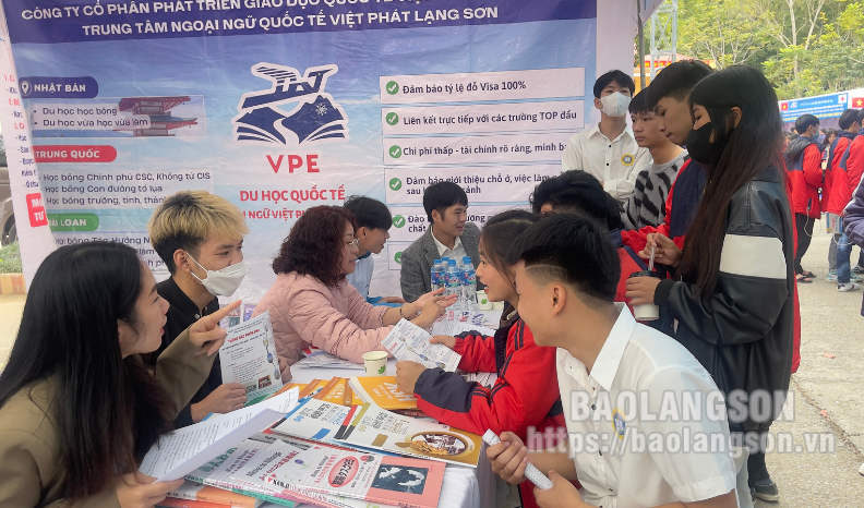 Hơn 1.000 học sinh tham gia Ngày hội tư vấn học nghề, giới thiệu việc làm trong và ngoài nước huyện Văn Quan