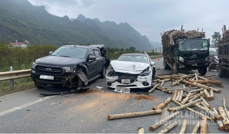 Tai nạn liên hoàn trên Quốc lộ 1A khiến 4 xe ô tô hư hỏng